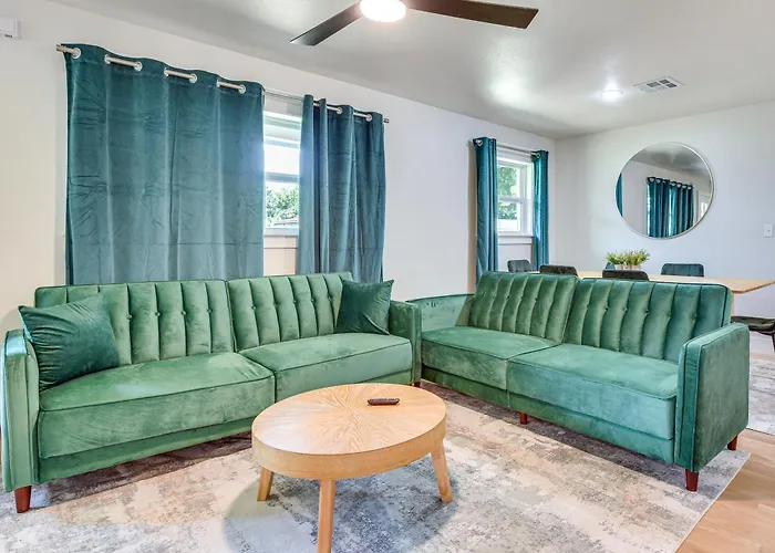 12 Mi To Bok Center: Pet-friendly W/ Yard!
