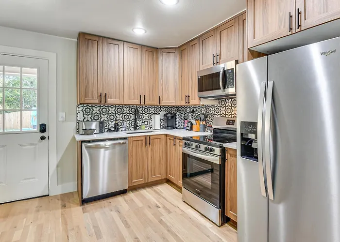 12 Mi To Bok Center: Pet-friendly W/ Yard! Holiday home