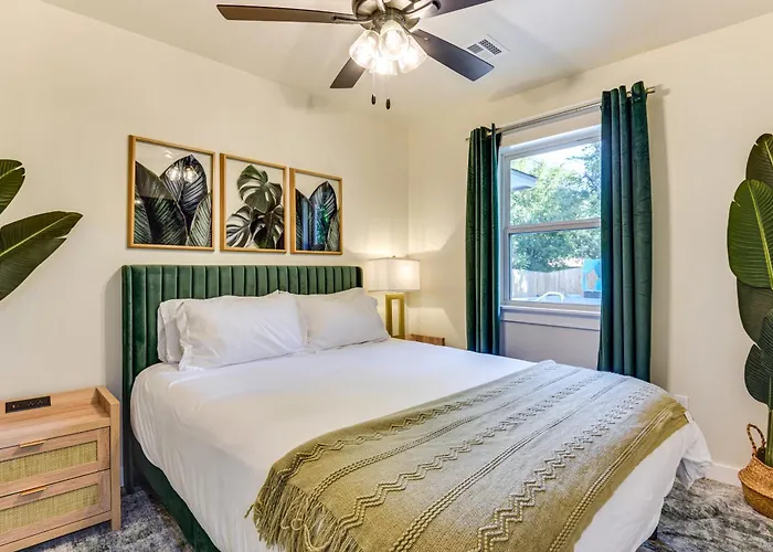 Holiday home 12 Mi To Bok Center: Pet-friendly W/ Yard!