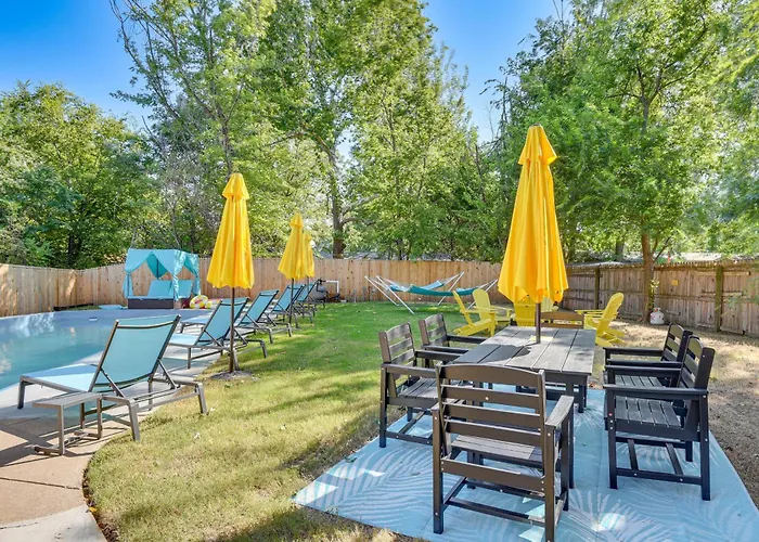 12 Mi To Bok Center: Pet-friendly W/ Yard! Holiday home